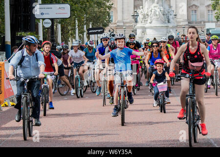 Londres, Royaume-Uni. 3 août 2019. Les membres du public profitez de la voiture moins les routes de Londres pendant la partie de l'Freecycle 2019 Prudential Ride Londres. Crédit : Guy Bell/Alamy Live News Banque D'Images