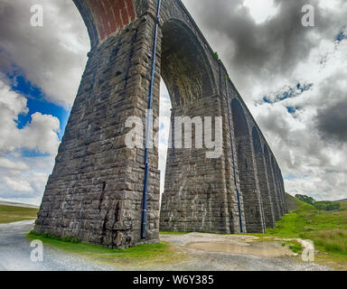 Vue rapprochée d'un grand ancien viaduc ferroviaire victorien vallée à travers un paysage de campagne en milieu rural Banque D'Images