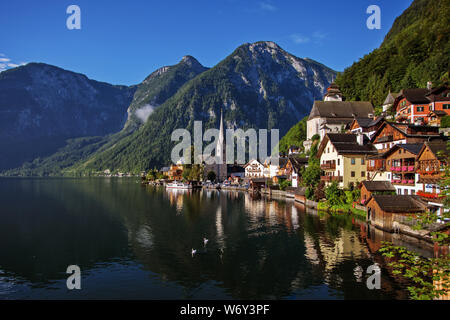 Village et lac de Hallstatt, Autriche. Banque D'Images