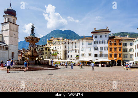 TRENTO, ITALIE - 19 juillet 2019 - Trento's Piazza Duomo est le cœur de cette ville, la capitale de la région du Trentin Banque D'Images