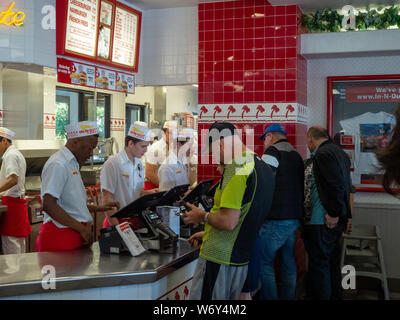 Diners alignées derrière la caisse et caisse à In-N-Out Banque D'Images