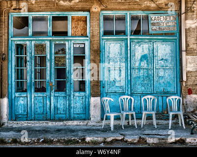 Entrée d'une taverne abandonnée sur le lac de plaine dans le village de Kaminaki sur l'île méditerranéenne de la Crète, Grèce Banque D'Images