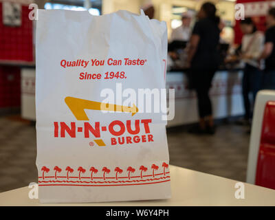 In-n-out Burger sac chaîne emplacement sitting in restaurant Banque D'Images