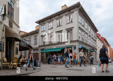 Gothenburg, Suède - Juillet 19, 2019 : Avis de cafés et les piétons dans le célèbre quartier de Haga à Göteborg, Suède. Banque D'Images