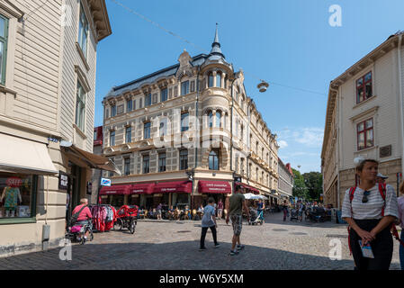 Gothenburg, Suède - Juillet 19, 2019 : Avis de cafés et les piétons dans le célèbre quartier de Haga à Göteborg, Suède. Banque D'Images