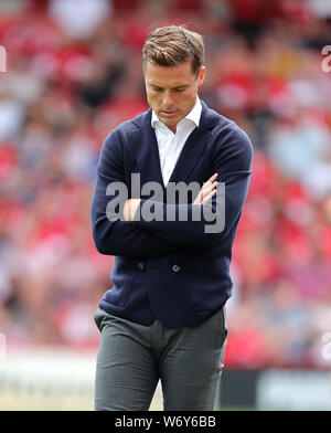 Fulham manager Scott Parker des gestes sur la ligne de touche pendant le match de championnat à Sky Bet Oakwell Barnsley. Banque D'Images