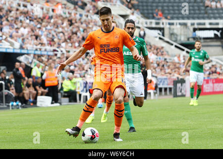 NEWCASTLE Upon Tyne, Angleterre. 3 août Newcastle United Federico Fernandez lors de la pré-saison match amical entre Newcastle United et l'AS Saint-Etienne à St James Park, Newcastle Le samedi 3 août 2019. (Crédit : Steven Hadlow | MI News) Credit : MI News & Sport /Alamy Live News Banque D'Images