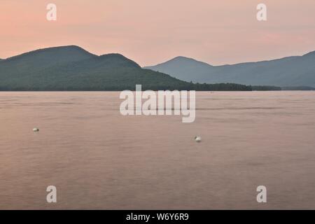 Une vue sur le lac George, New York dans le parc des Adirondack, Upstate, New York, USA Banque D'Images