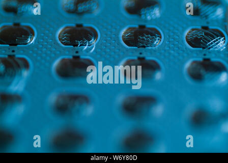 Un regard nostalgique de retour à un modèle plus ancien clavier téléphone cellulaire qui a inauguré une nouvelle ère de la technologie et les signatures numériques cachées à l'intérieur. Banque D'Images