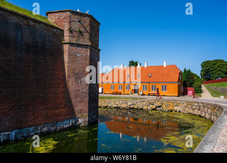 Kronborg, Danemark -- le 26 juillet 2019. Un grand angle photo de paysage qui comprend une galerie près d'une courbe dans les douves entourant le Château de Kronborg, le se Banque D'Images