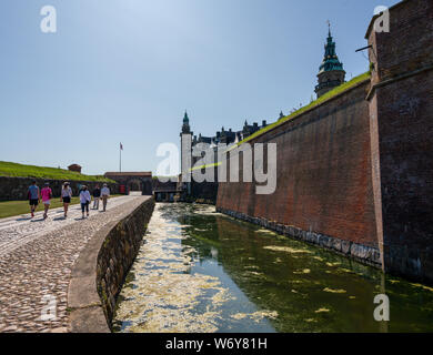 Kronborg, Danemark -- le 26 juillet 2019. Les touristes à pied par les douves entourant le Château de Kronborg au Danemark que Shakespeare utilisé comme cadre d'Hamlet. Banque D'Images