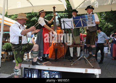 Alpin bavarois musiciens qui jouent de la musique folklorique et de la musique folklorique au Viktualienmarkt de Munich, à la Brunnenfest sur un petit kiosque à musique.. Banque D'Images