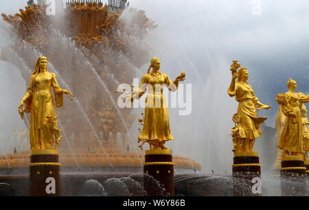 Belle photo de la fontaine d'or l'Amitié des Peuples à Moscou dans un parc sur une journée ensoleillée Banque D'Images