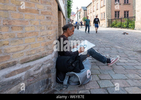 Gothenburg, Suède - le 19 juillet 2019 : Un artiste peint ses images dans la célèbre rue Haga à Göteborg, Suède. Banque D'Images