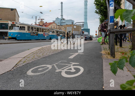 Gothenburg, Suède - Juillet 19, 2019 : Avis d'une piste cyclable, un tram et la centrale de Göteborg, Suède. Banque D'Images
