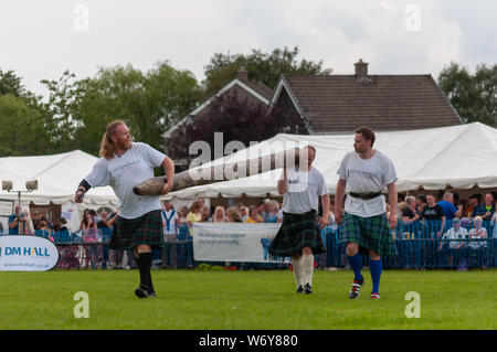 Dundonald, Ecosse, Royaume-Uni. 3 Août, 2019. Concurrents de la jeter la caber lors des Jeux des Highlands Dundonald, qui célèbre la culture traditionnelle écossaise et est tenue en face de l'environnement pittoresque de Dundonald Castle Royal. Credit : Skully/Alamy Live News Banque D'Images