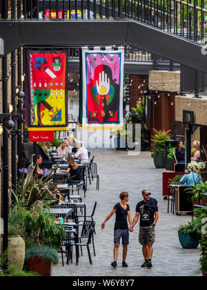 Gouttes de charbon Yard Kings Cross Londres - shoppers et diners au niveau inférieur de la Cour du charbon diminue le développement dans la région de Kings Cross à Londres. Banque D'Images