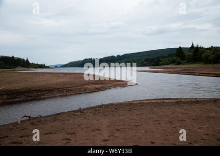Réservoir Llwyn On, Merthyr Tydfil, South Wales, UK. 3 août 2019. Météo France : Avec la canicule continue au cours des dernières semaines, le réservoir a épuisé et découvert des pièces habituellement underwater Crédit : Andrew Bartlett/Alamy Live News Banque D'Images