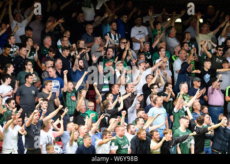 Stade Alexandra, Crewe, Cheshire, Royaume-Uni. 3e août 2019. Sky Bet League Football 2 Crewe Alexandra contre Plymouth Argyle ; le Plymouth Argyle fans célébrer leur équipe battre Crewe Alexandra 0 - 3 le jour de l'ouverture de la saison:strictement usage éditorial uniquement. Pas d'utilisation non autorisée avec l'audio, vidéo, données, listes de luminaire, club ou la Ligue de logos ou services 'live'. En ligne De-match utilisation limitée à 120 images, aucune émulation. Aucune utilisation de pari, de jeux ou d'un club ou la ligue/player Crédit : publications Plus Sport Action/Alamy Live News Banque D'Images