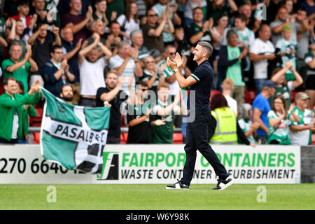 Stade Alexandra, Crewe, Cheshire, Royaume-Uni. 3e août 2019. Sky Bet League Football 2 Crewe Alexandra contre Plymouth Argyle ; Ryan Lowe, directeur de Plymouth Argyle, montre sa reconnaissance à l'supporters en déplacement après son côté battre Crewe Alexandra 0 - 3 le jour de l'ouverture de la saison:strictement usage éditorial uniquement. Pas d'utilisation non autorisée avec l'audio, vidéo, données, listes de luminaire, club ou la Ligue de logos ou services 'live'. En ligne De-match utilisation limitée à 120 images, aucune émulation. Aucune utilisation de pari, de jeux ou d'un club ou la ligue/player Crédit : publications Plus Sport Action/Alamy Live News Banque D'Images