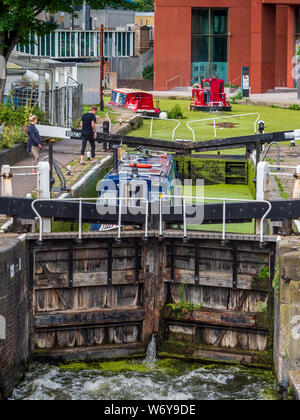 Regents Canal Londres - négocier les bateaux du canal St Pancras historique Lock, 1819, sur le Regents Canal dans la région de Kings Cross à Londres. Banque D'Images