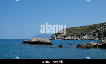 Cala Bianca, province de Trapani, en Sicile. Cala Bianca est une belle crique, cachés entre les villes de Scopello et de Castellammare del Golfo. Banque D'Images