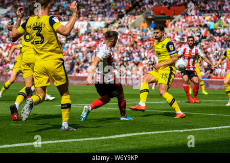 Sunderland, Royaume-Uni. 06Th Aug 2019. Sunderland, en Angleterre. 3 août Lynden Gooch de Sunderland traverse la balle passé Kane Hemmings de Oxford United au cours de la Sky Bet League 1 match entre Sunderland et Oxford United au stade de la lumière, Sunderland le samedi 3 août 2019. (Crédit : Iam Burn | MI News) Credit : MI News & Sport /Alamy Live News Banque D'Images