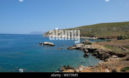 Cala Bianca, province de Trapani, en Sicile. Cala Bianca est une belle crique, cachés entre les villes de Scopello et de Castellammare del Golfo. Banque D'Images