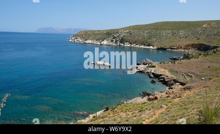 Cala Bianca, province de Trapani, en Sicile. Cala Bianca est une belle crique, cachés entre les villes de Scopello et de Castellammare del Golfo. Banque D'Images