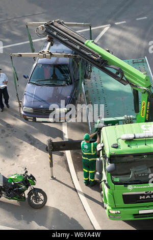 Le chargement et le remorquage d'une voiture de sécurité de la circulation de l'île pour le mauvais stationnement. Moscou / Russie - Mai 2019 Banque D'Images