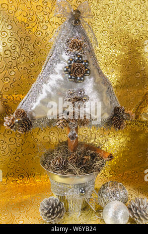 L'arbre de Noël fait main, type coussin orné de pierres, et bow dentelle avec des tons d'or et d'argent, pour la table ou la décoration de la maison Banque D'Images