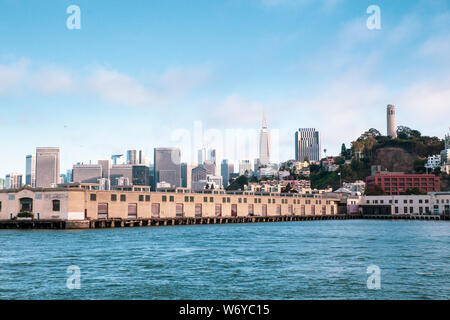Ville de San Francisco Californie vu de la baie avec des bateaux, des docks, quai et bâtiments de skyline en vue. Banque D'Images