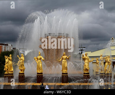 Belle photo de la fontaine d'or l'Amitié des Peuples à Moscou dans un parc sur une journée ensoleillée Banque D'Images