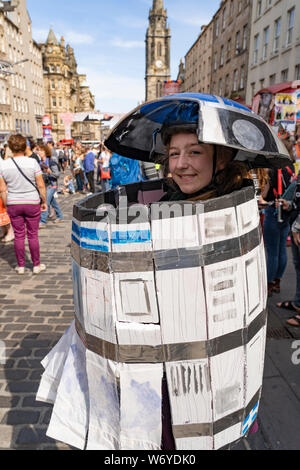 Edinburgh, Ecosse, Royaume-Uni. 3 août 2019. Le premier week-end de l'Edinburgh Fringe Festival le temps le sort des milliers de touristes de profiter des nombreux artistes de rue, sur le Royal Mile à Édimbourg Vieille Ville. Photo Stillwater Area High School de Minnesota production d'Hamluke Iain Masterton/Alamy Live News Banque D'Images