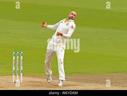 Birmingham, UK. 06Th Aug 2019. Nathan Lyon d'Australie bowling pendant jour 3 du 1er test match Cendres Specsavers, au terrain de cricket d'Edgbaston, Birmingham, UK Crédit : España/Alamy Live News Banque D'Images