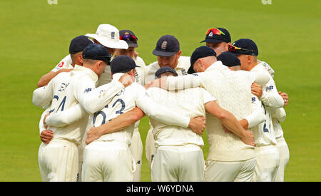 Birmingham, UK. 06Th Aug 2019. Groupe de l'Angleterre se serrent pendant jour 3 du 1er test match Cendres Specsavers, au terrain de cricket d'Edgbaston, Birmingham, UK Crédit : España/Alamy Live News Banque D'Images