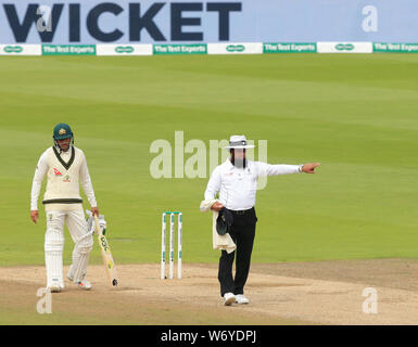 Birmingham, UK. 06Th Aug 2019. Juge-arbitre Aleem Dar des signaux à l'Angleterre les joueurs de garder de la hauteur alors qu'ils célèbrent le guichet de Cameron Bancroft de l'Australie au cours de la 3e journée de la 1ère Cendres Specsavers test match, au terrain de cricket d'Edgbaston, Birmingham, UK Crédit : España/Alamy Live News Banque D'Images