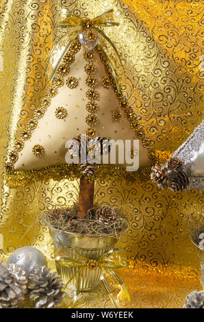 L'arbre de Noël fait main, type coussin orné de pierres, et bow dentelle avec des tons d'or et d'argent, pour la table ou la décoration de la maison Banque D'Images