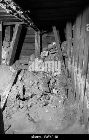 Ci-dessous thr vie des tranchées de la Première Guerre mondiale, tout en maintenant l'eau d'inondation égoutté reflooded. Rare Aperçu ; Banque D'Images