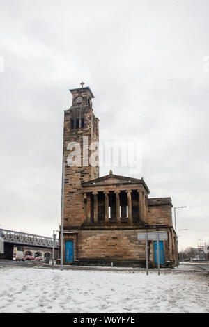 GLASGOW, ÉCOSSE - 3 mars 2018 : une longue exposition du chemin Caledonia église libre dans l'Gorbals au cours de la bête de l'Est storm. Banque D'Images