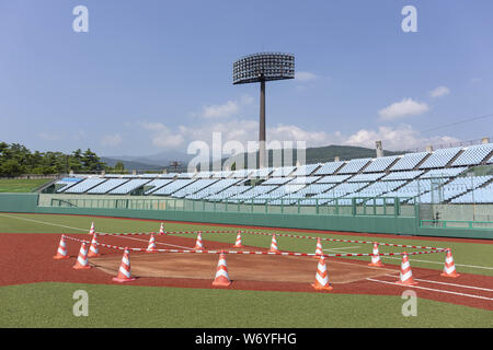 Fukushima, le Japon. 3e août 2019. Une vue générale de Azuma Baseball Stadium au cours de la ''Media Tour Tohoku Fukushima : événement cours''. L'événement annuel organisé par la municipalité de Tokyo (TMG) met en valeur les efforts de récupération à Fukushima zone touchée par le grand séisme de l'Est du Japon 2011. Le stade, qui est en cours de rénovation, sera l'hôte du baseball et softball des concours durant les Jeux Olympiques de Tokyo 2020. Credit : Rodrigo Reyes Marin/ZUMA/Alamy Fil Live News Banque D'Images