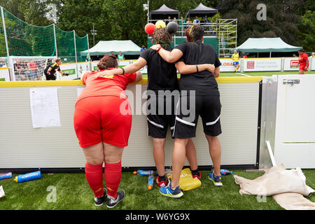 Les membres de l'équipe féminine de Belgique regarder une série de tirs à la Coupe du Monde des sans-abri, Cardiff 2019 Banque D'Images