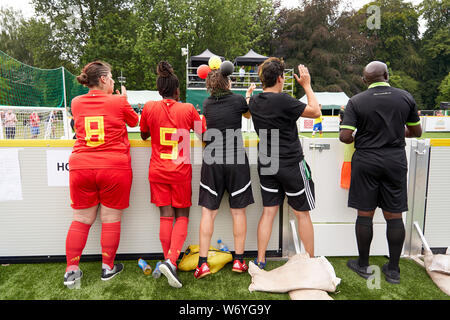 Les membres de l'équipe féminine de Belgique regarder une série de tirs à la Coupe du Monde des sans-abri, Cardiff 2019 Banque D'Images