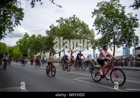 Le centre de Londres, Angleterre, Royaume-Uni. 3 août 2019. Prudential RideLondon FreeCycle. Plus de 70 000 coureurs de l'expérience du plaisir et de la liberté de faire du vélo sur des routes sans circulation dans le centre de Londres dans le cadre de la Prudential RideLondon Festival de week-end à vélo. Le circuit passe à 7 milles de iconic London landmarks comme Buckingham Palace, Trafalgar Square, la Cathédrale St Paul et la Banque d'Angleterre. @ David Partridge / Alamy Live News Banque D'Images