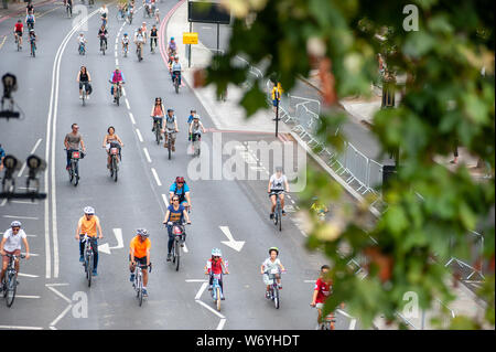 Le centre de Londres, Angleterre, Royaume-Uni. 3 août 2019. Les cyclistes le long de la position de l'Embankment au cours de la Prudential RideLondon FreeCycle. Plus de 70 000 coureurs de l'expérience du plaisir et de la liberté de faire du vélo sur des routes sans circulation dans le centre de Londres dans le cadre de la Prudential RideLondon Festival de week-end à vélo. Le circuit passe à 7 milles de iconic London landmarks comme Buckingham Palace, Trafalgar Square, la Cathédrale St Paul et la Banque d'Angleterre. @ David Partridge / Alamy Live News Banque D'Images