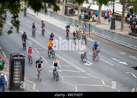 Le centre de Londres, Angleterre, Royaume-Uni. 3 août 2019. Les cyclistes le long de la position de l'Embankment au cours de la Prudential RideLondon FreeCycle. Plus de 70 000 coureurs de l'expérience du plaisir et de la liberté de faire du vélo sur des routes sans circulation dans le centre de Londres dans le cadre de la Prudential RideLondon Festival de week-end à vélo. Le circuit passe à 7 milles de iconic London landmarks comme Buckingham Palace, Trafalgar Square, la Cathédrale St Paul et la Banque d'Angleterre. @ David Partridge / Alamy Live News Banque D'Images