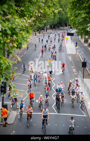 Le centre de Londres, Angleterre, Royaume-Uni. 3 août 2019. Les cyclistes le long de la position de l'Embankment au cours de la Prudential RideLondon FreeCycle. Plus de 70 000 coureurs de l'expérience du plaisir et de la liberté de faire du vélo sur des routes sans circulation dans le centre de Londres dans le cadre de la Prudential RideLondon Festival de week-end à vélo. Le circuit passe à 7 milles de iconic London landmarks comme Buckingham Palace, Trafalgar Square, la Cathédrale St Paul et la Banque d'Angleterre. @ David Partridge / Alamy Live News Banque D'Images