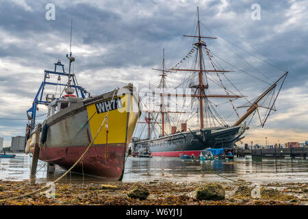 Portsmouth, Hampshire, Angleterre. Samedi 3 août 2019. Météo britannique. Après une journée chaude et humide dans la région de Portsmouth, Hampshire, les nuages commencent à construire sur la côte sud de l'Angleterre comme le HMS Warrior baigne dans le soleil voilé par intermittence. Warrior a été le plus grand, le plus rapide et le plus puissant navire de guerre dans la Marine royale lors de son lancement en 1860. Banque D'Images