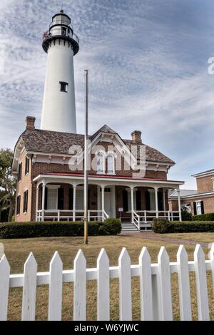 Le phare de Saint Simons à Coupérs Point le long de la Saint Simons Sound à Saint Simons Island, en Géorgie. Le groupe de travail phare a été construit en premier construit en 1807 mais détruit par les forces confédérées en 1862 avant d'être reconstruit en 1872. Banque D'Images