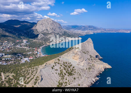 Vue panoramique vers la baie Green de Novy Svet (Nouveau Monde), la montagne, Le Cap Falcon Kapchik, Golitsyn touristiques trail et la grotte de Chaliapine. D'ANTENNE Banque D'Images